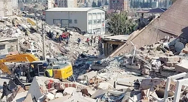 Yıkımın göbeğinde sapasağlam ayakta