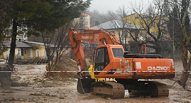 Adıyaman'ın Tut ilçesinde suya kapılan konteynerdeki 1 kişi hayatını kaybetti, 4 kişi kayboldu