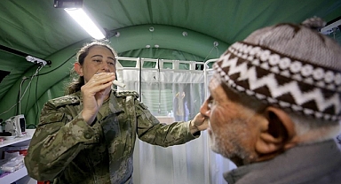 Afetzedeler Mehmetçik tarafından kurulan sahra hastanesinde tedavi oluyor