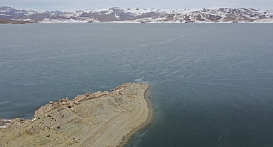  Ağrı'da baraj gölünün yüzeyindeki buzlar çözülmeye başladı