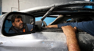 Antakya'da ustalarını kaybeden oto sanayiciler, yıkık dükkanların arasında mesaiye başladı