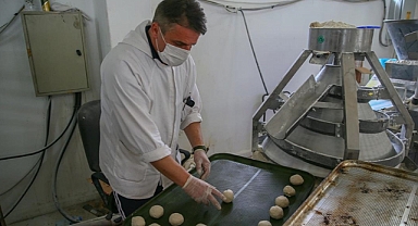 Askerliğini yaptığı Hatay'da arkadaşlarıyla depremzedeler için ekmek üretiyor