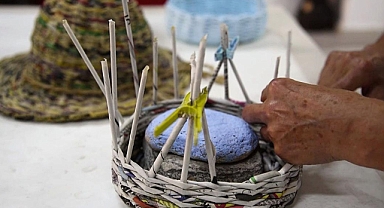 Balıkesir'de gazete kağıdından hediyelik eşya üreten kadınlar Almanya'ya ihracat yaptı