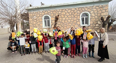 Bitlis'te gönüllü öğretmenlerin topladığı oyuncaklar depremzede çocuklara hediye edildi