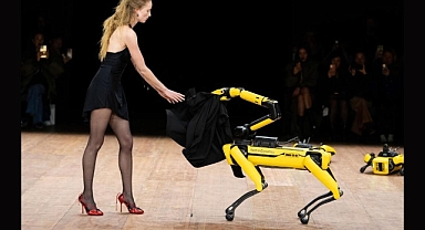 Boston Dynamics Robotları Podyumda