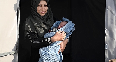 Çadırların yükünü kadınlar çekiyor