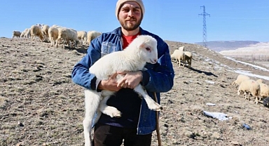 Çoban avukat, bölgedeki su sorunu çözülemeyince hayvanlarını satmaya karar verdi