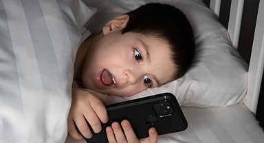 Çocuklar günde 4,5 saat telefon başında