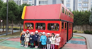 Çocuklara otobüste deprem eğitimi