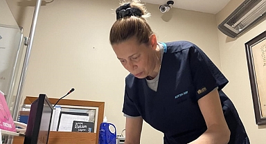 Depremde annesi ve ablasını yitirdi, acısına rağmen hastaları bırakmadı