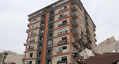 Depremde çevresindeki 3 binanın üzerine devrildiği apartman ayakta kaldı