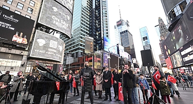 Depremde hayatını kaybedenler için Times Meydanı'nda anma