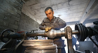 Depremde iş yeri yıkılan esnaf, mücadelesini depoda sürdürüyor