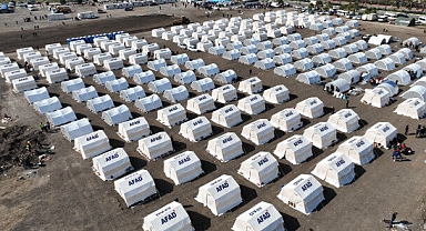 Depremin yaşandığı kentlerde kurulan çadırlarda 