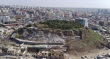 Depremlerde Siverek Kalesi hasar gördü