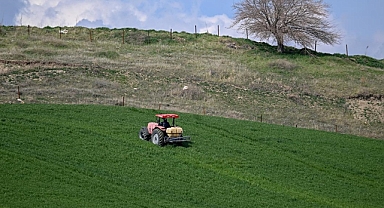 Depremlerden etkilenen Adıyaman'da çiftçiler üretim için tarlalarda
