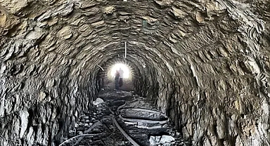 Depremlerin etkisiyle taş tünelde yarıklar oluştu