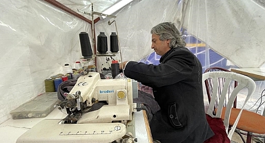 Enkazdan çıkardığı dikiş makinesiyle yeni iş yerini kurdu