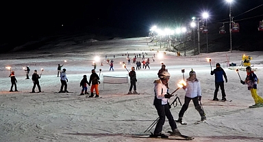 Erciyes Kayak Merkezi'nde gece kayağı devam ediyor