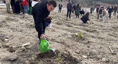 Fidanlar, depremde hayatını kaybedenlerin anısına toprakla buluştu 