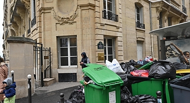 Fransız Bakan, grev nedeniyle Paris'te yığılan çöplerin sağlığı tehdit ettiğini söyledi