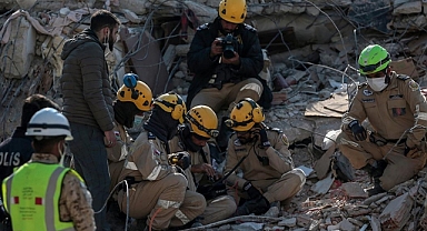 Gönüllü tercümanlar deprem bölgelerinde yardım çalışmalarının sesi oldu