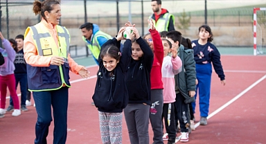 Gönüllü Timi'nden depremzede çocuklara hentbol eğitimi