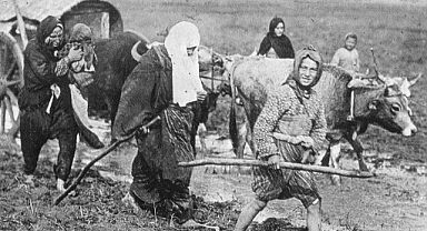 GÜÇLÜ KADINLARIMIZ HER DAİM ELİNİ TAŞIN ALTINA KOYUYOR!