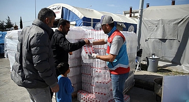 Hatay'da afetzedelere su dağıtımı aralıksız sürüyor