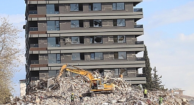 Hatay'da enkaz kaldırma ve yıkım çalışmaları devam ediyor