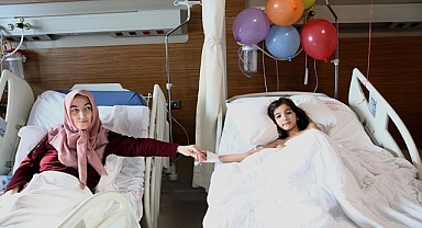 Hatay'da enkazdan yaralı kurtulan anne ile kızı Adana'da hastane odasında kavuştu