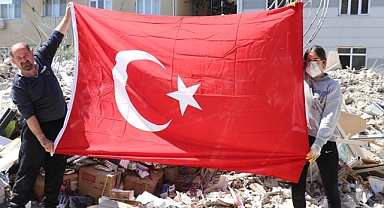 Hataylı esnaf çöken dükkanının enkazına Türk bayraklarını çıkarmak için döndü