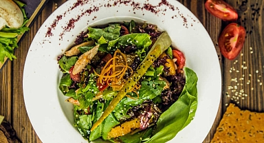 Hem Besleyici Hem Doyurucu 5 Malzemeli Salata