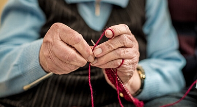 Huzurevinde kurduğu yeni hayatında yaşadığı acıların izlerini siliyor