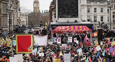 İngiltere'de yüz binlerce çalışan greve gitti