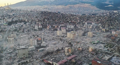 İngiltere'den mühendisler yıkımı araştırmak üzere deprem bölgesine gitti