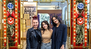 İŞ SANAT’TA PROVADAN ÇIKIP YAŞASIN CUMHURİYET SERGİSİ’NE GELDİLER