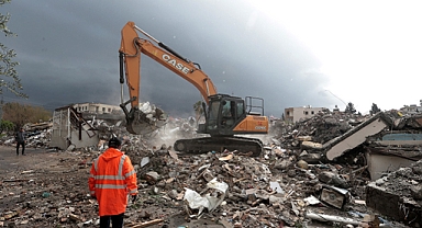 İskenderun'da enkaz kaldırma çalışmaları sürdü