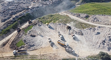 İskenderun'da yıkılan binaların enkazı 3 bin 635 dekarlık iki alanda toplanıyor