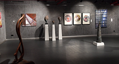 İstanbul’un son yıllardaki en önemli resim sergisi Üsküdar Nevmekan Sahil Galeri’de sanatseverlerle buluştu 