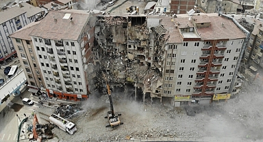 Kahramanmaraş'ta acil yıkılması gereken binalarda çalışmalar devam ediyor