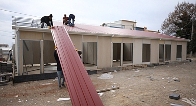 Kahramanmaraş'ta afetzede esnaf prefabrik çarşıda hizmet verecek