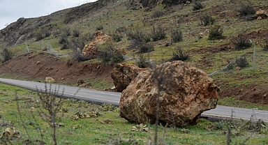 Kahramanmaraş'ta depremde dağdan kopan kaya parçaları bağlantı yollarına da zarar verdi