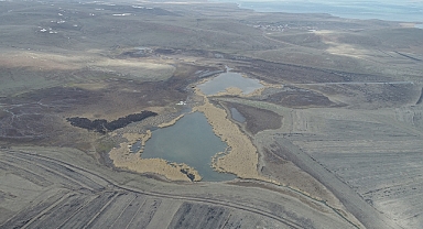 Kars'ta Lavaş Gölü'nün yüzeyindeki buzlar erimeye başladı 