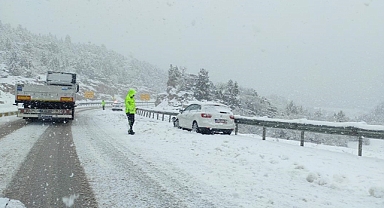 Konya-Antalya kara yolunda kar nedeniyle ulaşımda aksama