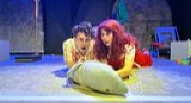 “Kuşlara Fısıldayan Kız” Tiyatro Sahnesinde