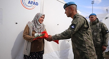 Mehmetçik depremlerin merkezi Kahramanmaraş'taki kadınlara çiçek verdi