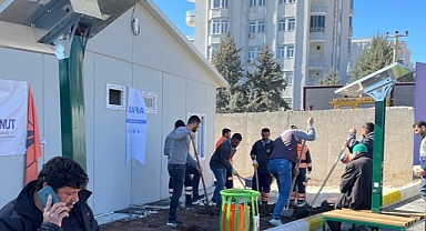 Meslek liseli öğrencilerin ürettiği güneş panelli banklar depremzedelerin hizmetinde