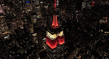New York'ta Empire State binası depremzedeler için kırmızı beyaz renklerle ışıklandırıldı