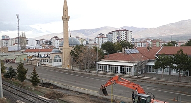 Niğde'de depremlerde ağır hasar gören minare kontrollü şekilde yıkıldı
